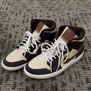 Wmns Air Jordan 1 Mid SE 'Cream
Dark Chocolate'
